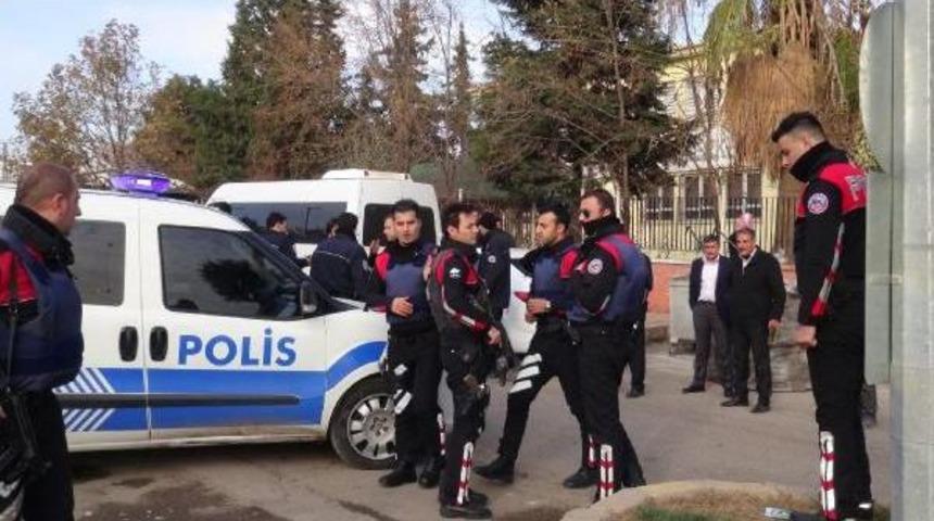Şanlıurfa'da Husumetli Aileler, Adliye &Ouml;n&uuml;nde Kavga Etti: 7 Yaralı