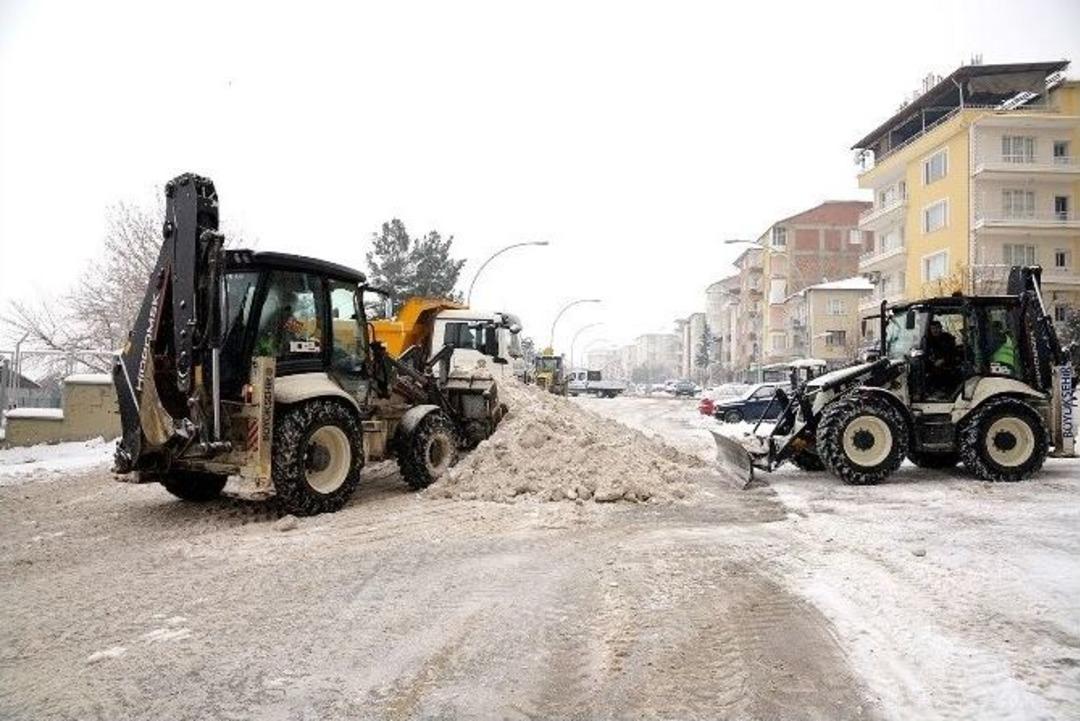 Malatya&rsquo;da Kar 70 Kırsal Mahallenin Yolunu Kapattı