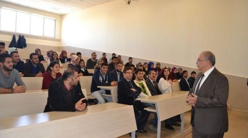 Başkan Kutlu Kamu Yönetimi Bölümünde Derse Girdi