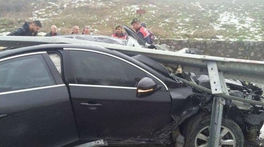 Otomobil Bariyerlere &Ccedil;arptı: 1 Yaralı