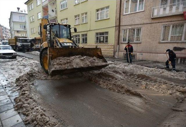 Malatya’da Cadde Ve Sokaklar Yıkanıyor