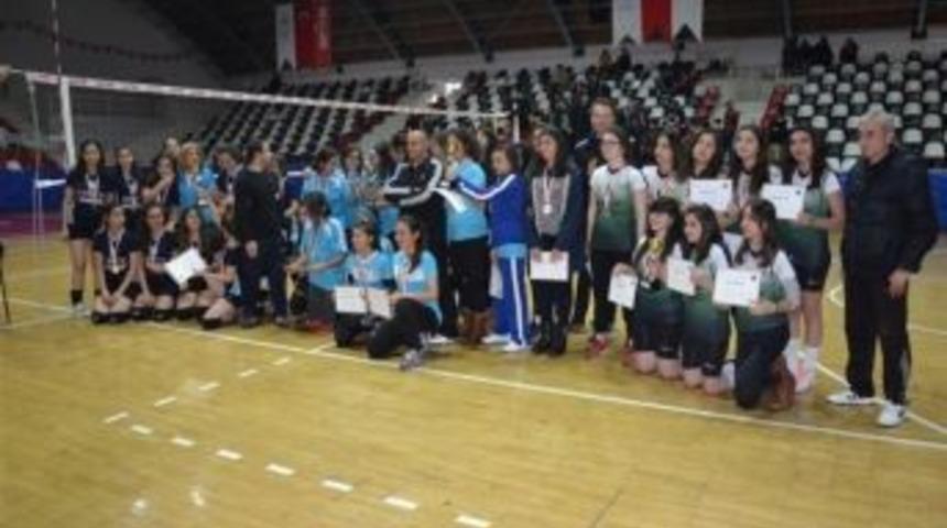 Gen&ccedil; Kızlar Voleybolda Turgut &Ouml;zal Anadolu Lisesi 1.oldu