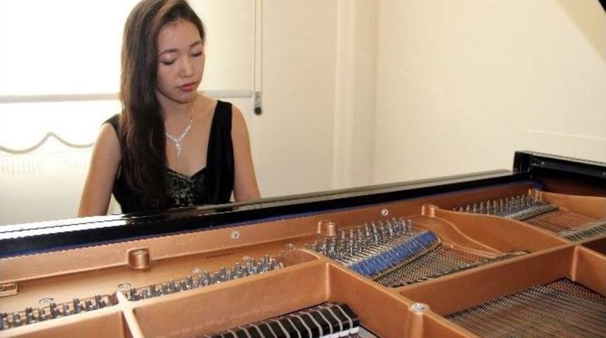 Piyanist Japon Gelin Hiroko Konser Vermeye Hazırlanıyor