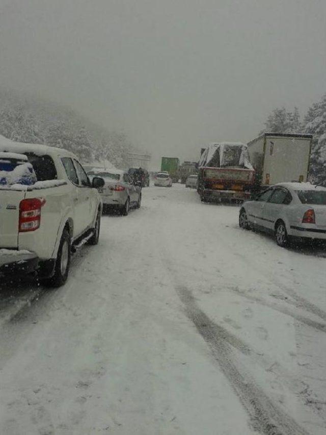 Pozantı'da Kaza Ve Kar, Otoyolu Kapattı