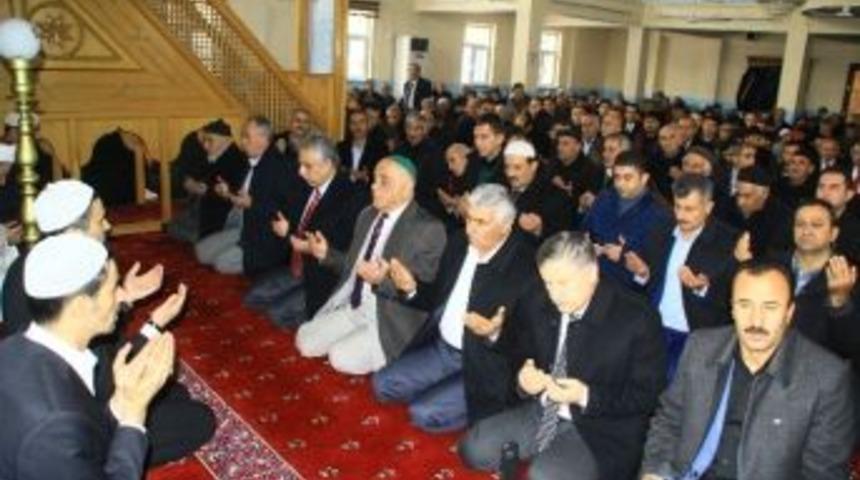 Vali Toprak Camide Taziyeleri Kabul Etti