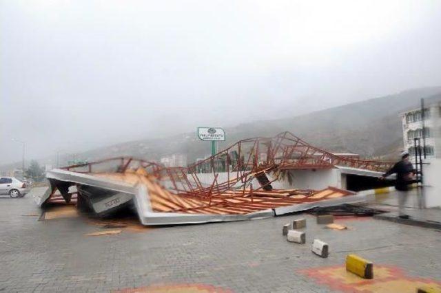 İskenderun'da Fırtına Çatıları Uçurdu