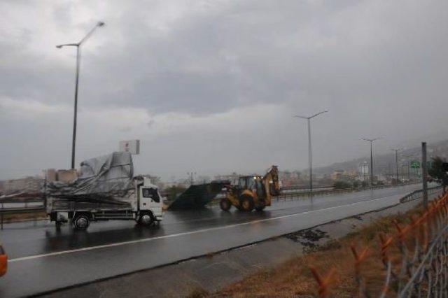 İskenderun'da Fırtına Çatıları Uçurdu