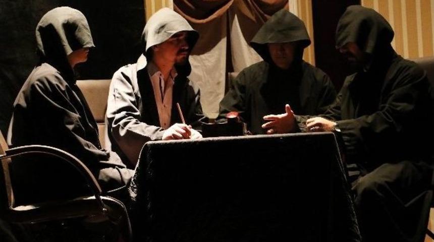 Kb&uuml;&rsquo;de &ldquo;bir Ses B&ouml;ler Geceyi&rdquo; Tiyatro G&ouml;sterisi Sahnelendi