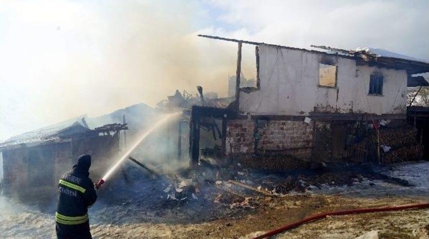 7 Kişilik Aile, Kış G&uuml;n&uuml; Yangında Evsiz Kaldı