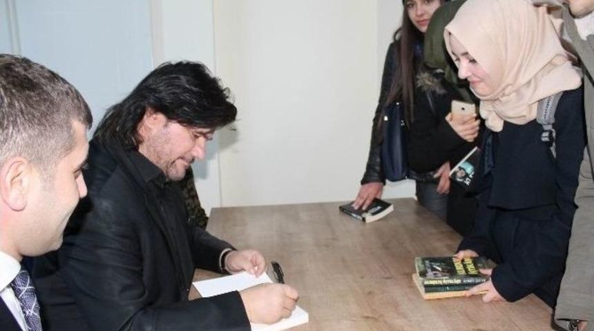 Sanat&ccedil;ı-yazar Ahmet Şafak İmza G&uuml;n&uuml;nde Okurları İle Buluştu