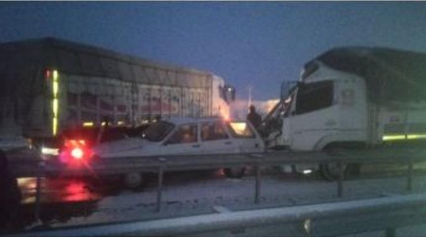 Zincirleme Kazada 4 Ara&ccedil; Birbirine Girdi