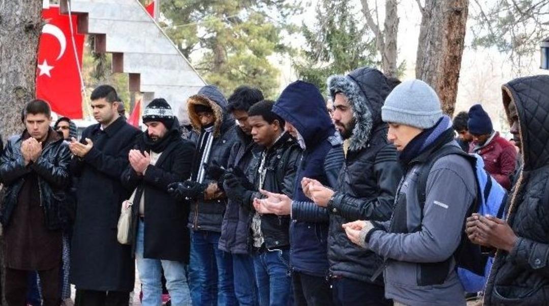 Er&uuml;&rsquo;de 80 &Uuml;lkeden 120 &Ouml;ğrenci, Şehitler İ&ccedil;in Hatim Duasında Bulundu