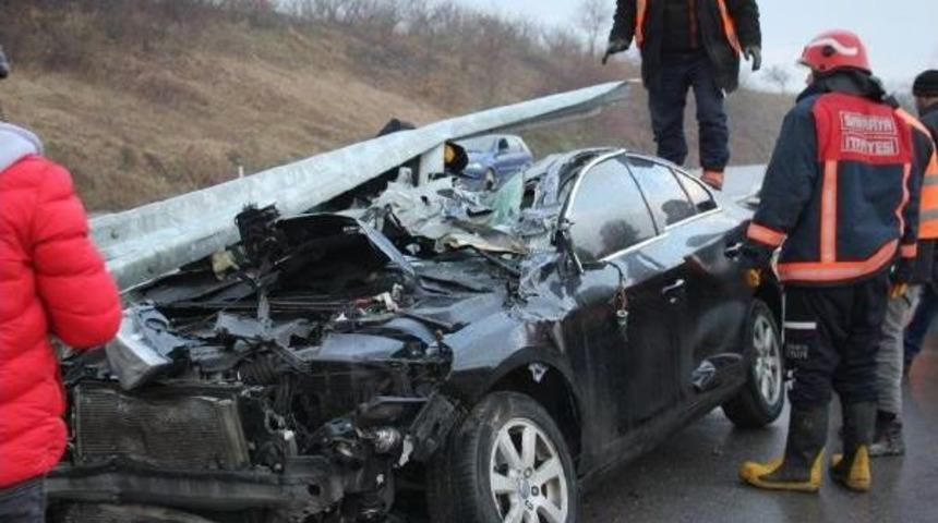 Bariyerlere &Ccedil;arpan Otomobilin S&uuml;r&uuml;c&uuml;s&uuml; Yaralandı