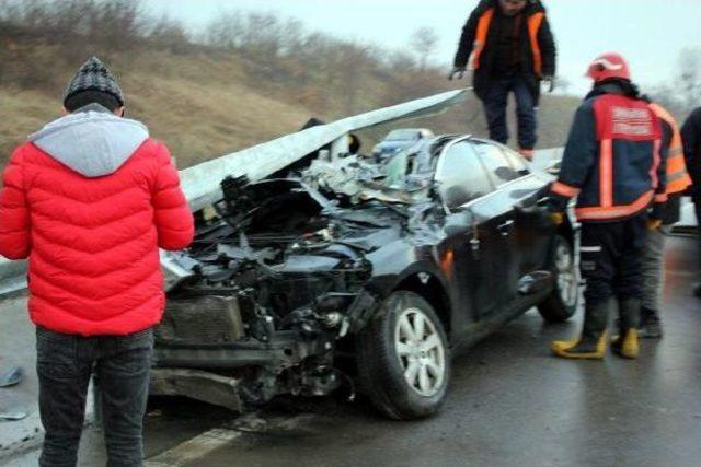 Bariyerlere Çarpan Otomobilin Sürücüsü Yaralandı