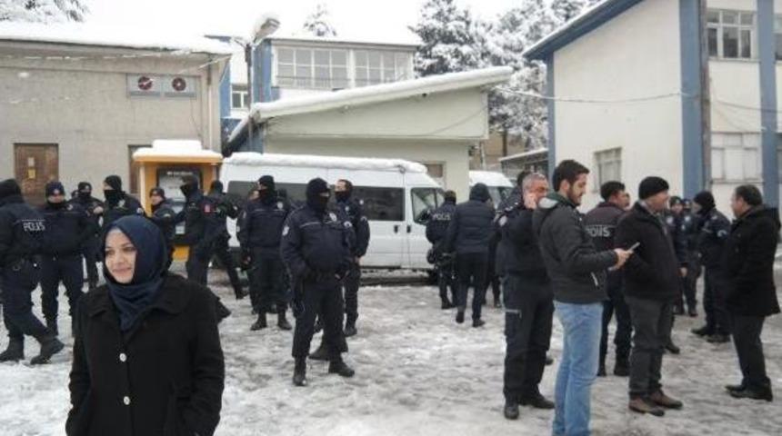 Polisle Gen&ccedil;ler Kartopu Oynadı