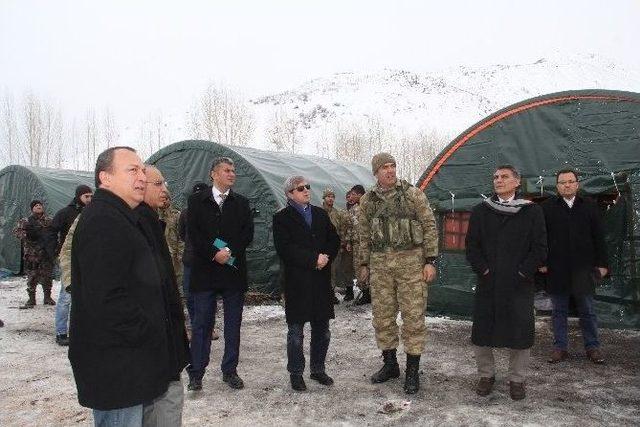 Bitlis Valisi Çınar’dan Üs Bölgesindeki Askerlere Ziyaret