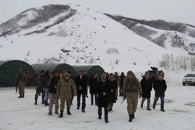 Bitlis Valisi Çınar’dan Üs Bölgesindeki Askerlere Ziyaret