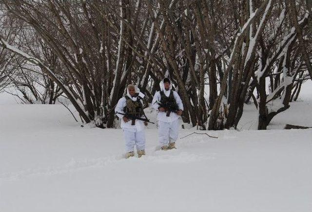 Bitlis Valisi Çınar’dan Üs Bölgesindeki Askerlere Ziyaret