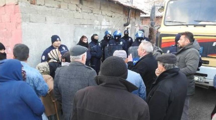 &Ccedil;ukura Girip Baz Istasyonunu Protesto Etti