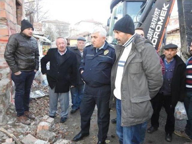 Çukura Girip Baz Istasyonunu Protesto Etti