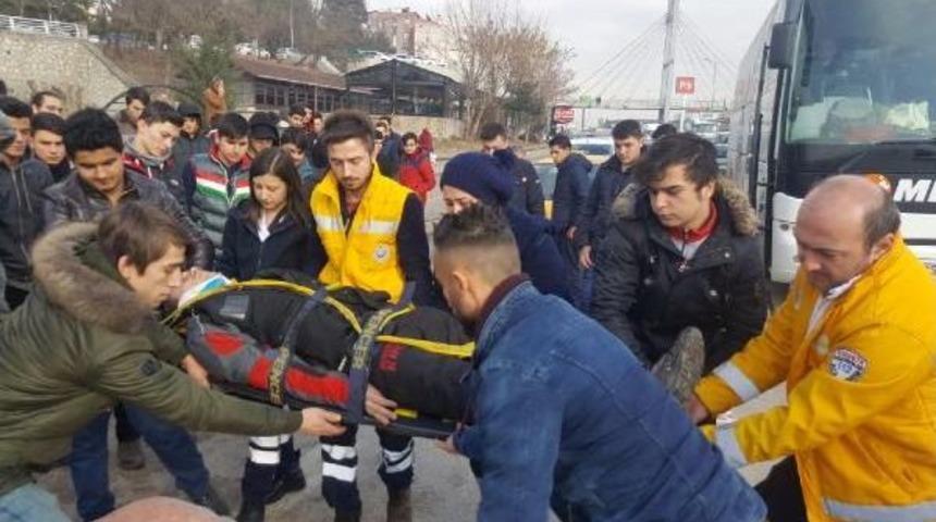 2 Araca &Ccedil;arpan Motosiklet S&uuml;r&uuml;c&uuml;s&uuml; Yaralandı