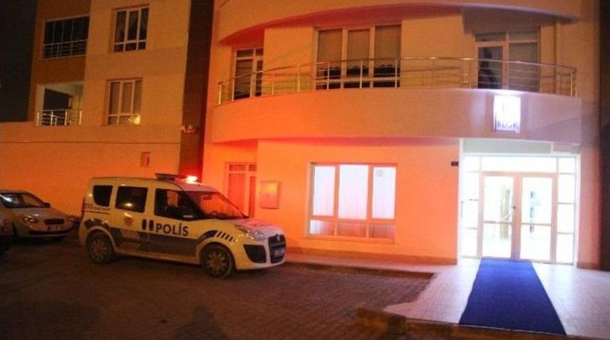 Tartıştığı Karısını Bı&ccedil;aklayarak &Ouml;ld&uuml;rd&uuml;