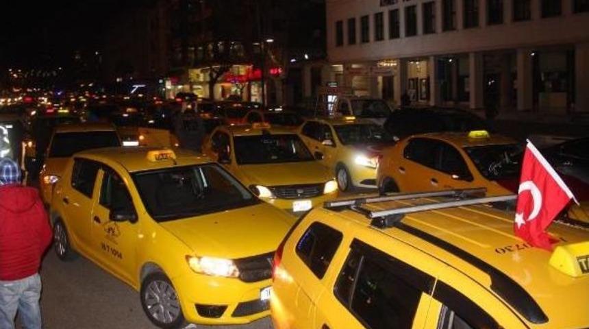 Taksicilerden Şehidin Evine Taziye Ziyareti