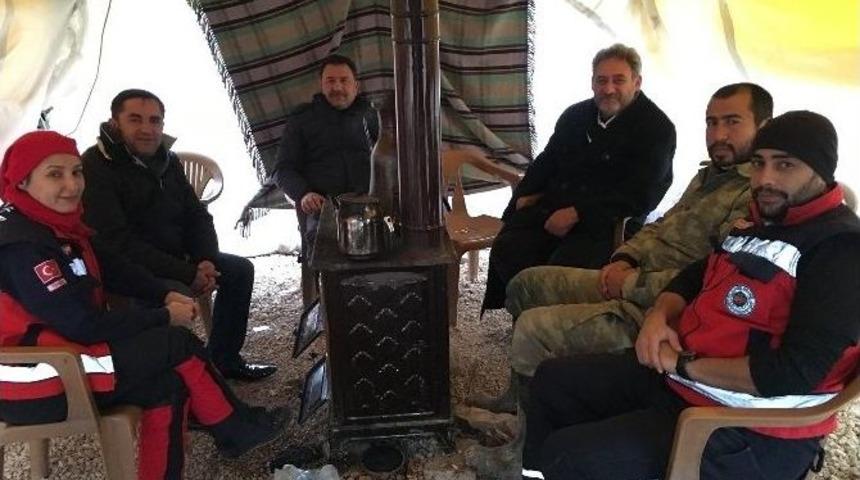 Başkan Yardımcısı Cuma &Ouml;zdemir, Sıhhi Tahliye Noktasında G&ouml;rev Yapan Personeli Ziyaret Etti