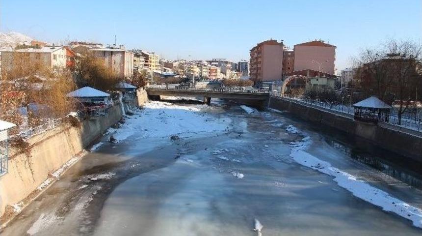 Oltu &Ccedil;ayı Buz Tuttu