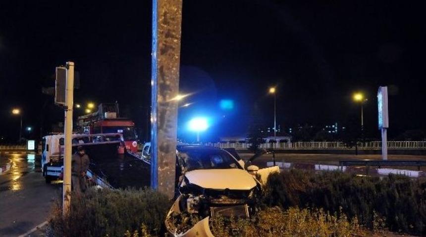 Y&ouml;nlendirme Levhasının Direğine &Ccedil;arpan Otomobilin S&uuml;r&uuml;c&uuml;s&uuml; Ağır Yaralandı