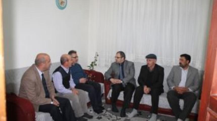 Kaymakam &Uuml;&ccedil;er, İlk Ziyaretini Demokrasi Şehidinin Ailesine Yaptı