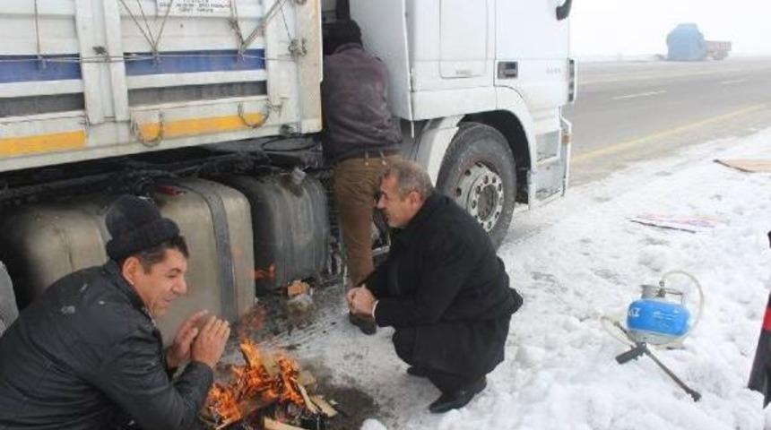 Oltu &Ccedil;ayı Buz Tuttu