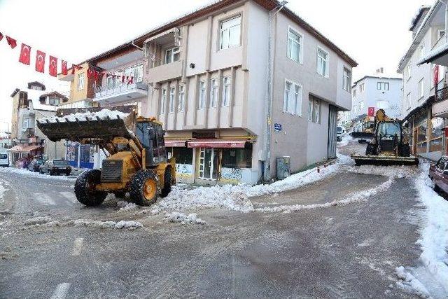 Başiskele Belediyesi, Cadde Ve Sokaklarda Kar Temizliği Yaptı