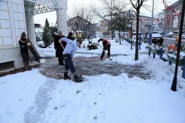 Başiskele Belediyesi, Cadde Ve Sokaklarda Kar Temizliği Yaptı