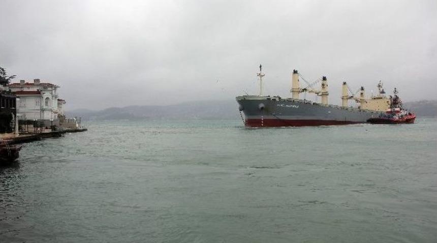 Yenik&ouml;y&rsquo;de Karaya Oturan Gemiyi Kurtarma &Ccedil;alışmaları S&uuml;r&uuml;yor