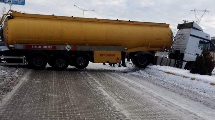 Buzlu Yolda Kayan Tanker Yolu Kapattı