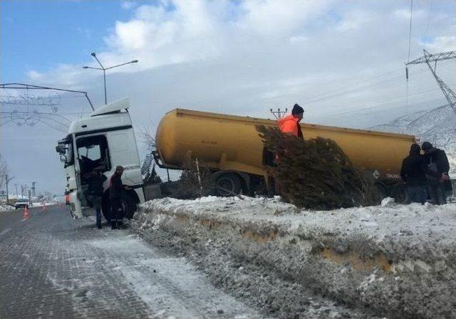 Buzlu Yolda Kayan Tanker Yolu Kapattı