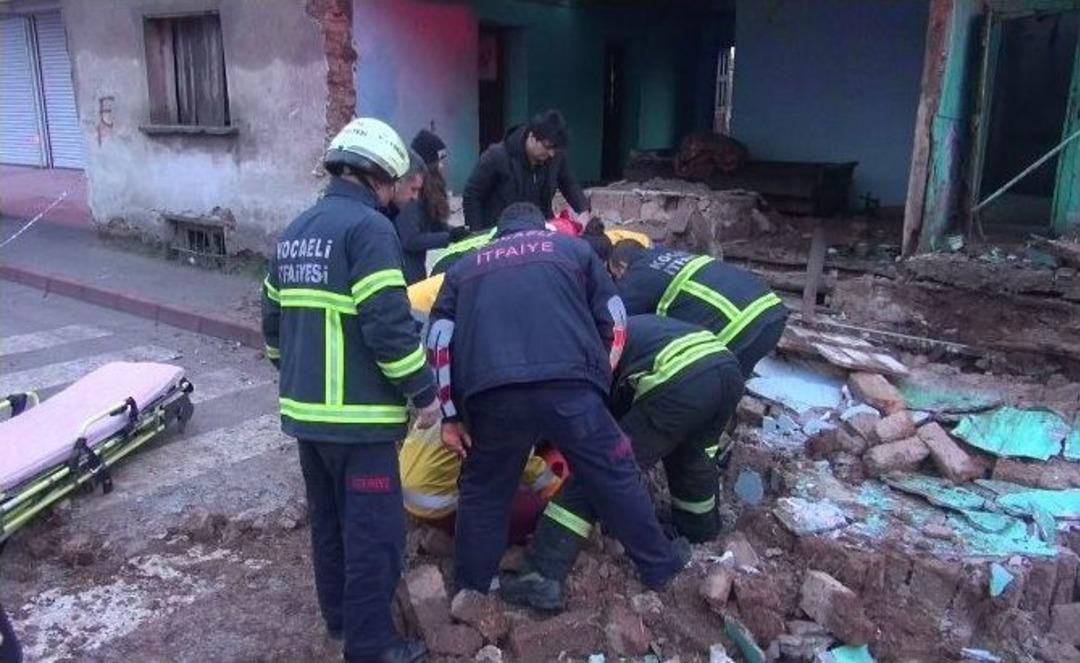 Metruk Evin Duvarı Yıkıldı, 1 Kişi G&ouml;&ccedil;&uuml;k Altında Kaldı