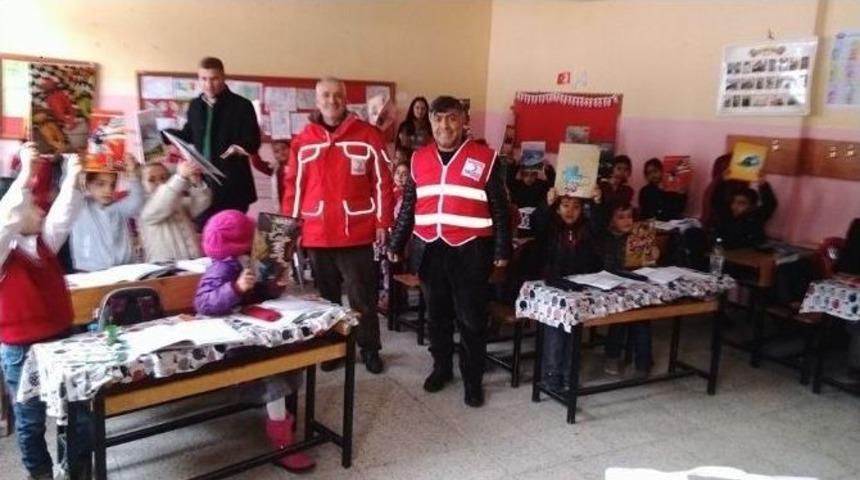 Kulp Kızılay Şubesi&rsquo;nden &Ouml;ğrencilere Kırtasiye Yardımı