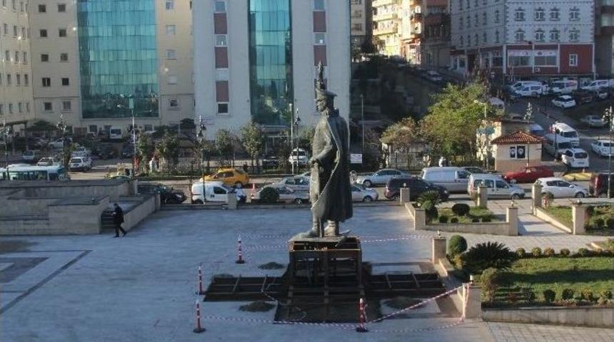 Rize&rsquo;de Atat&uuml;rk Heykeli Yeni Yerine Taşındı