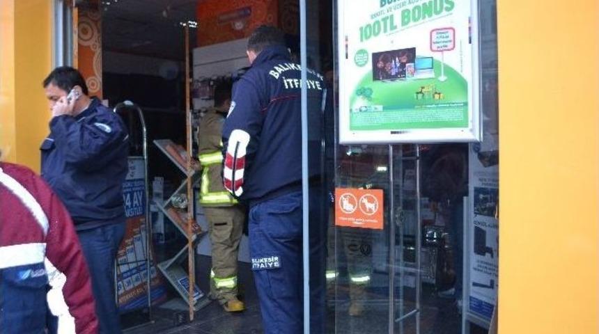 &Uuml;nl&uuml; Teknoloji Mağazasında Yangın