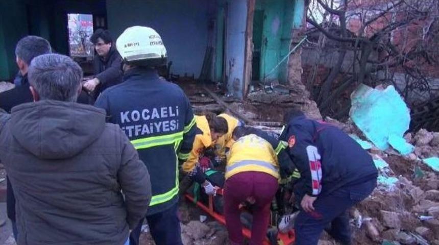 Liseli Elif, Okula Giderken &Ccedil;&ouml;ken Duvarın Altında Kaldı