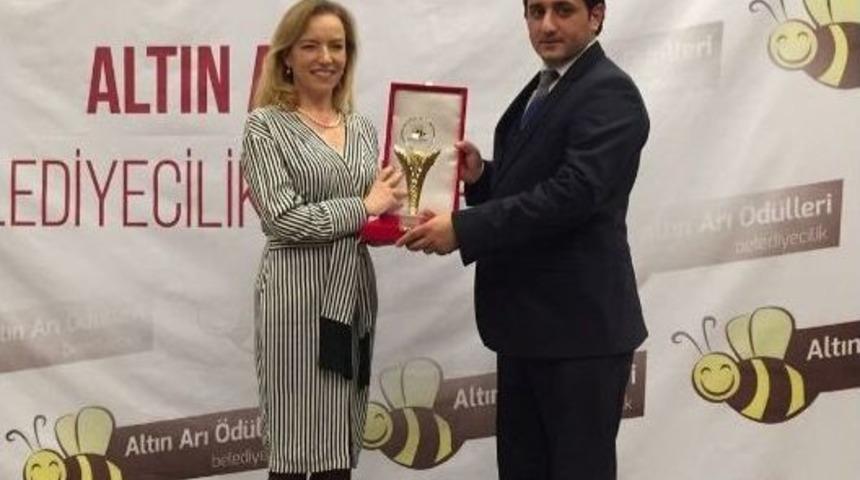 G&uuml;lsuyu Ve G&uuml;lensu&rsquo;ya "altın Arı" &Ouml;d&uuml;l&uuml;
