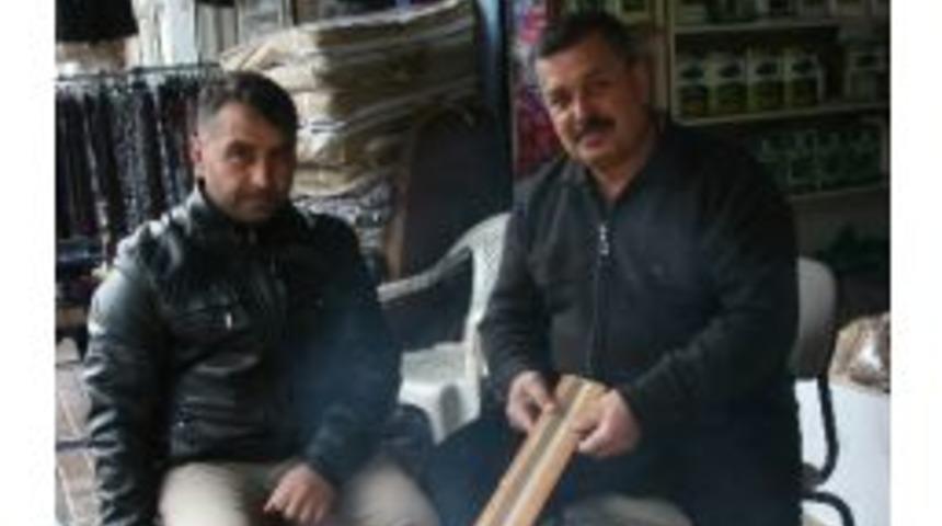 Sabah Pazarının Esnafı Ateş Yakarak Isınıyor