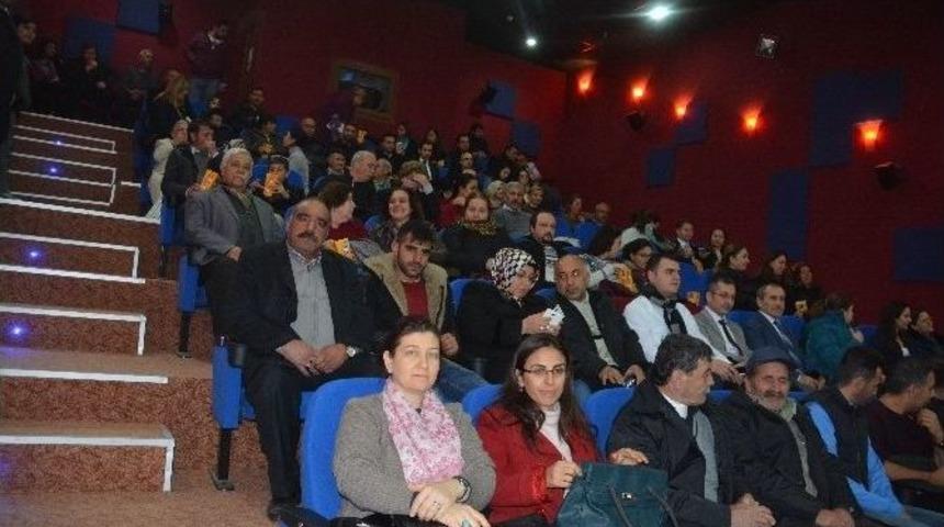 Torbalı&rsquo;daki Sinema Salonuna Yağmurlarda Yıkansam Filmiyle A&ccedil;ılış