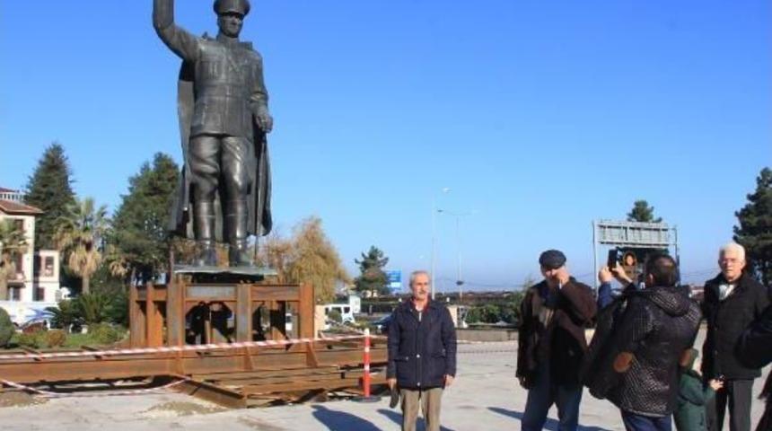 Rize'de Atat&uuml;rk Anıtı Valilik &Ouml;n&uuml;ndeki T&ouml;ren Alanına Konuldu