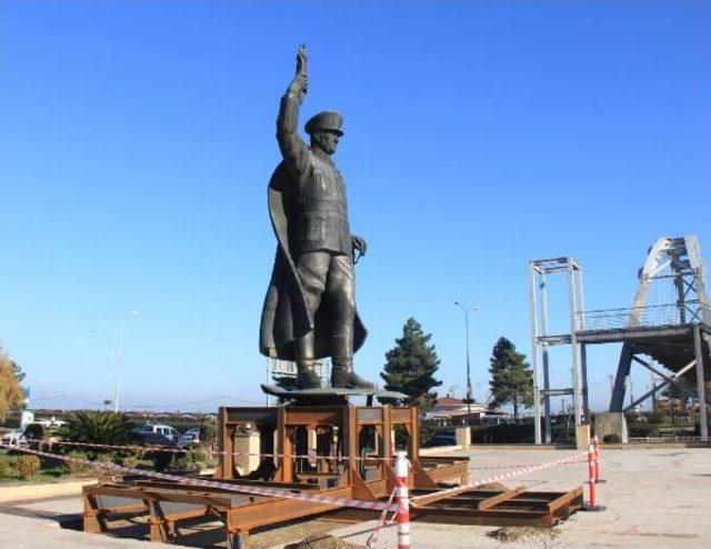 Rize'de Atatürk Anıtı Valilik Önündeki Tören Alanına Konuldu