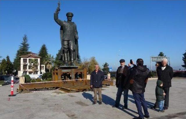 Rize'de Atatürk Anıtı Valilik Önündeki Tören Alanına Konuldu