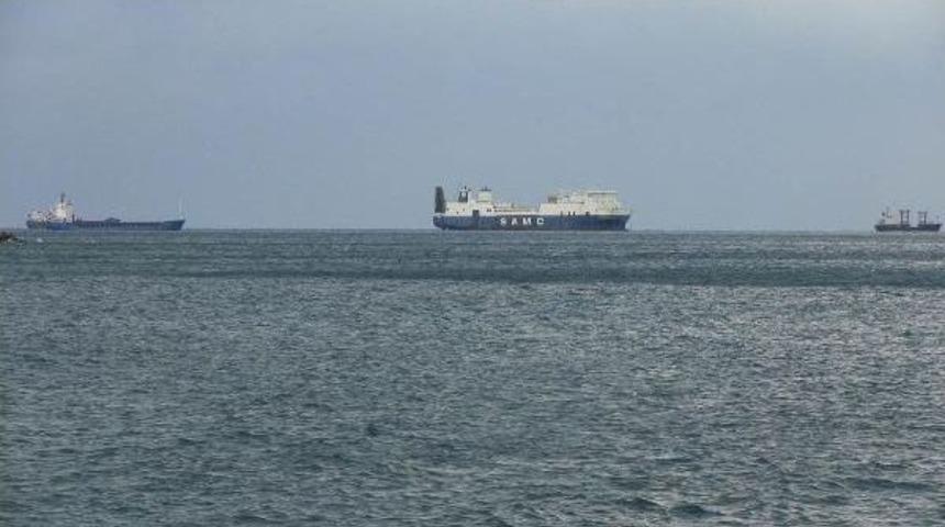 İskenderun'da Fırtına Etkisini S&uuml;rd&uuml;r&uuml;yor