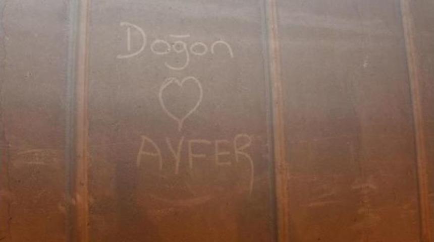 Otoyol T&uuml;neline Kız Arkadaşının Ismini Yazan Liseliye Polis S&uuml;rprizi